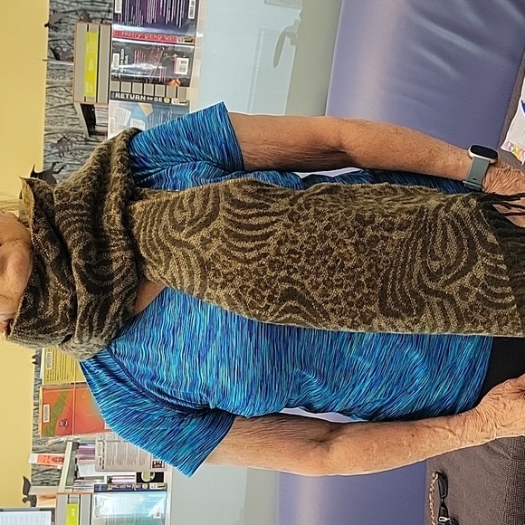 Macys David & Young collection scarf - Picture 2 of 6